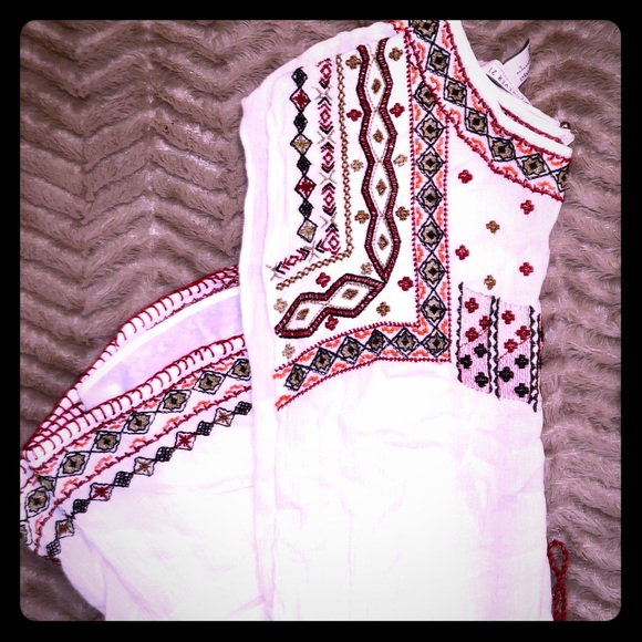 Embroidered romper with an open back - Picture 1 of 6